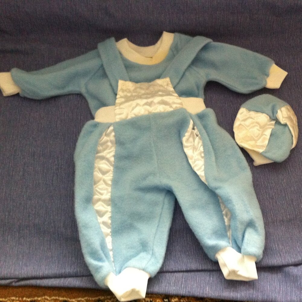 Infant outfit 3 - 6 months with Hat 3 pieces Used